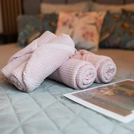 Family Garden With Free Private Parking & Playground Apartment *